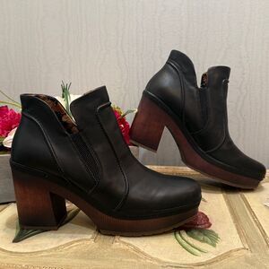 Kork-Ease Robin Black Platform Ankle Boots Sz 9.5